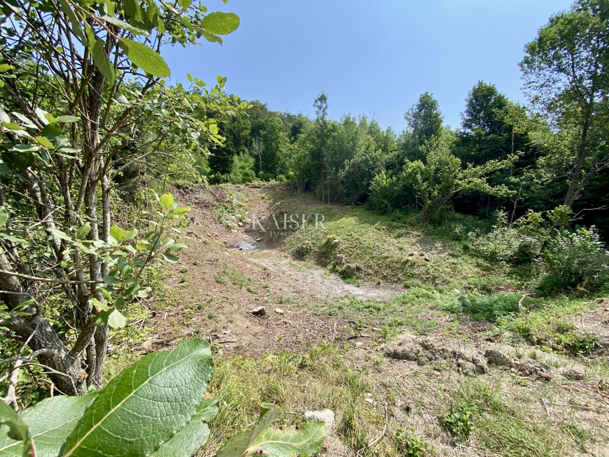 Fužine – Terreno edificabile unico con vista sul lago