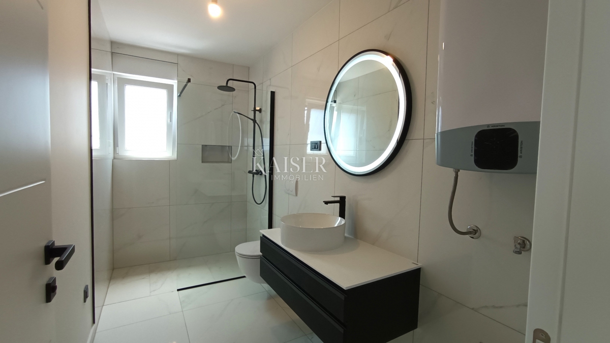 Malinska, Isola di Krk - appartamento 110m² con piscina e vista mare