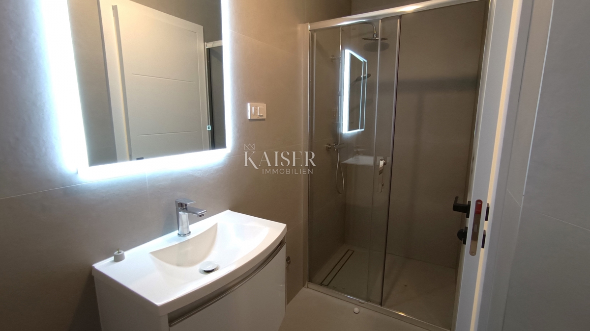 Malinska, Isola di Krk - appartamento 110m² con piscina e vista mare