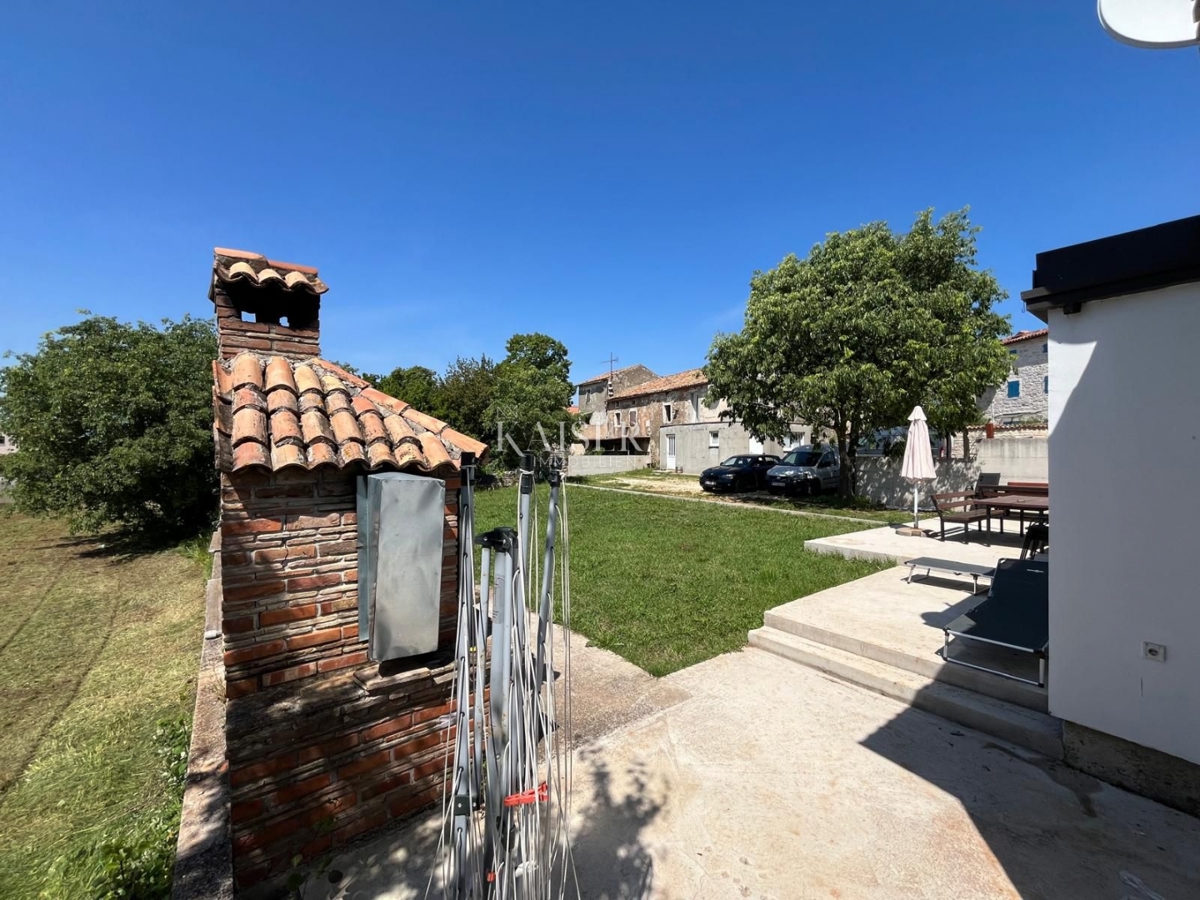 Istria - Parenzo, casa in pietra con giardino e vista mare