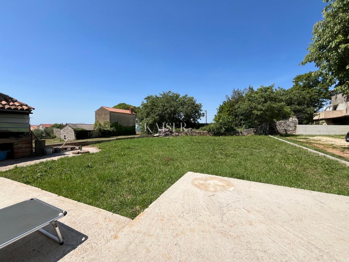 Istria - Parenzo, casa in pietra con giardino e vista mare