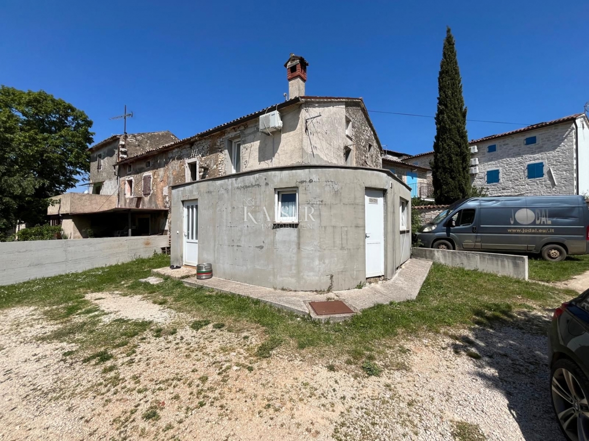 Istria - Parenzo, casa in pietra con giardino e vista mare