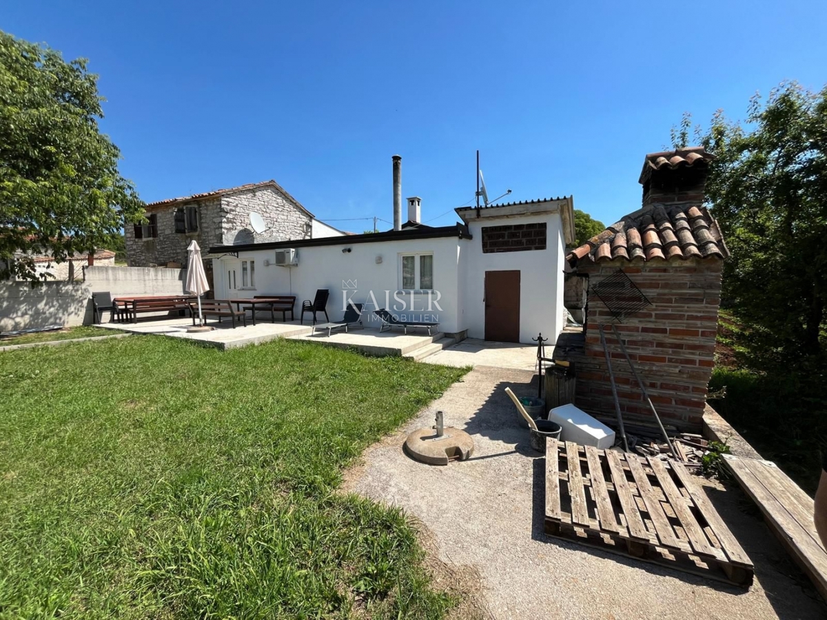 Istria - Parenzo, casa in pietra con giardino e vista mare
