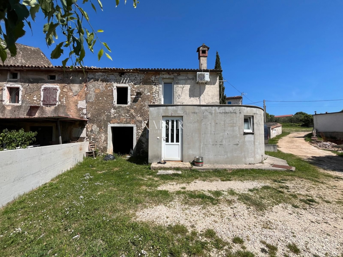 Istria - Parenzo, casa in pietra con giardino e vista mare