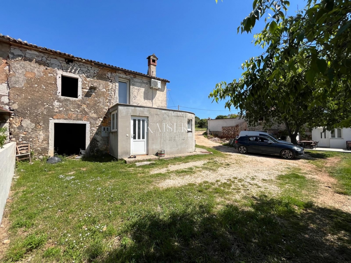 Istria - Parenzo, casa in pietra con giardino e vista mare