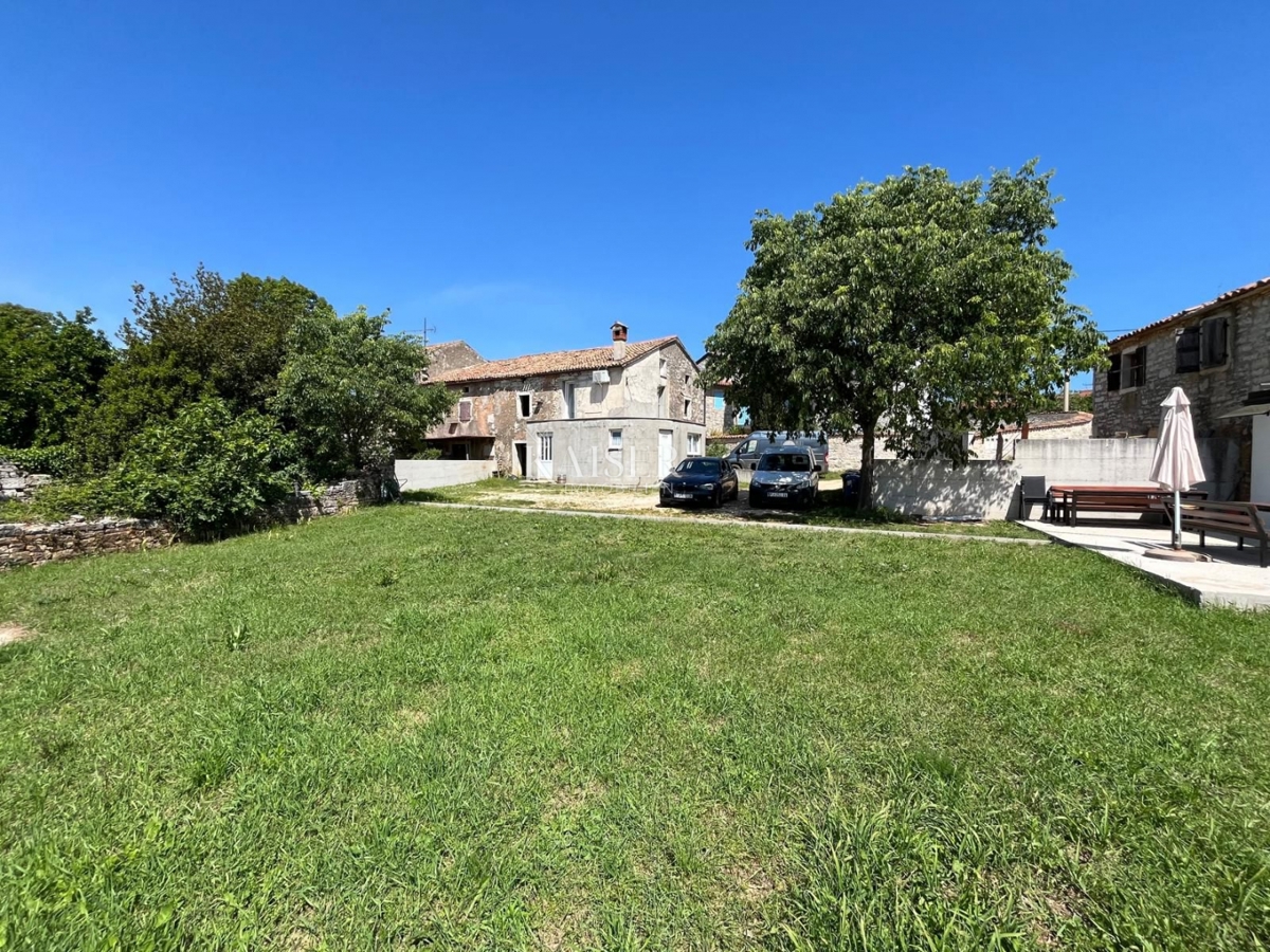 Istria - Parenzo, casa in pietra con giardino e vista mare