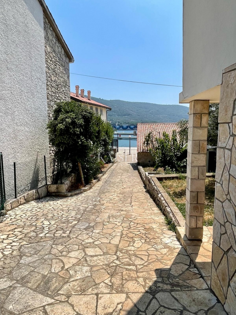 Isola di Cres, Cres - casa indipendente 288m2, 50m dal mare con una bellissima vista