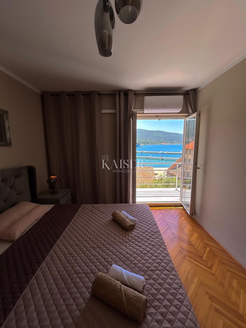 Isola di Cres, Cres - casa indipendente 288m2, 50m dal mare con una bellissima vista