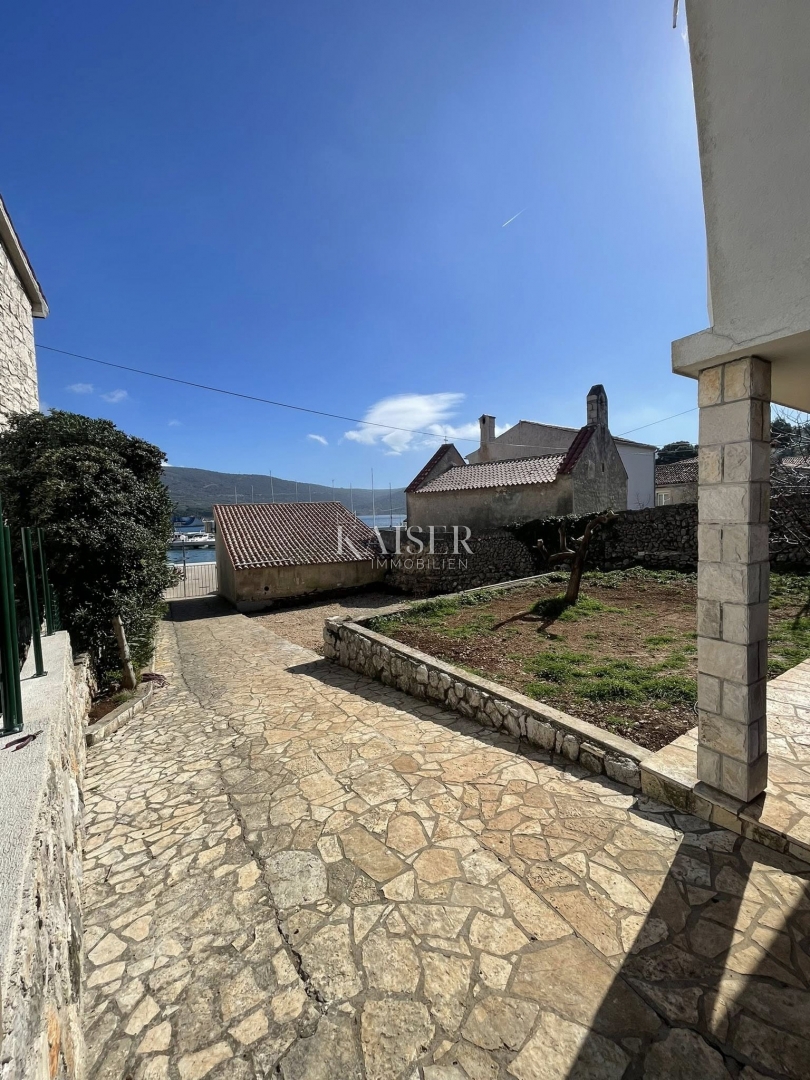 Isola di Cres, Cres - casa indipendente 288m2, 50m dal mare con una bellissima vista