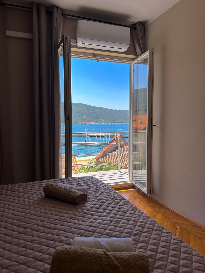 Isola di Cres, Cres - casa indipendente 288m2, 50m dal mare con una bellissima vista