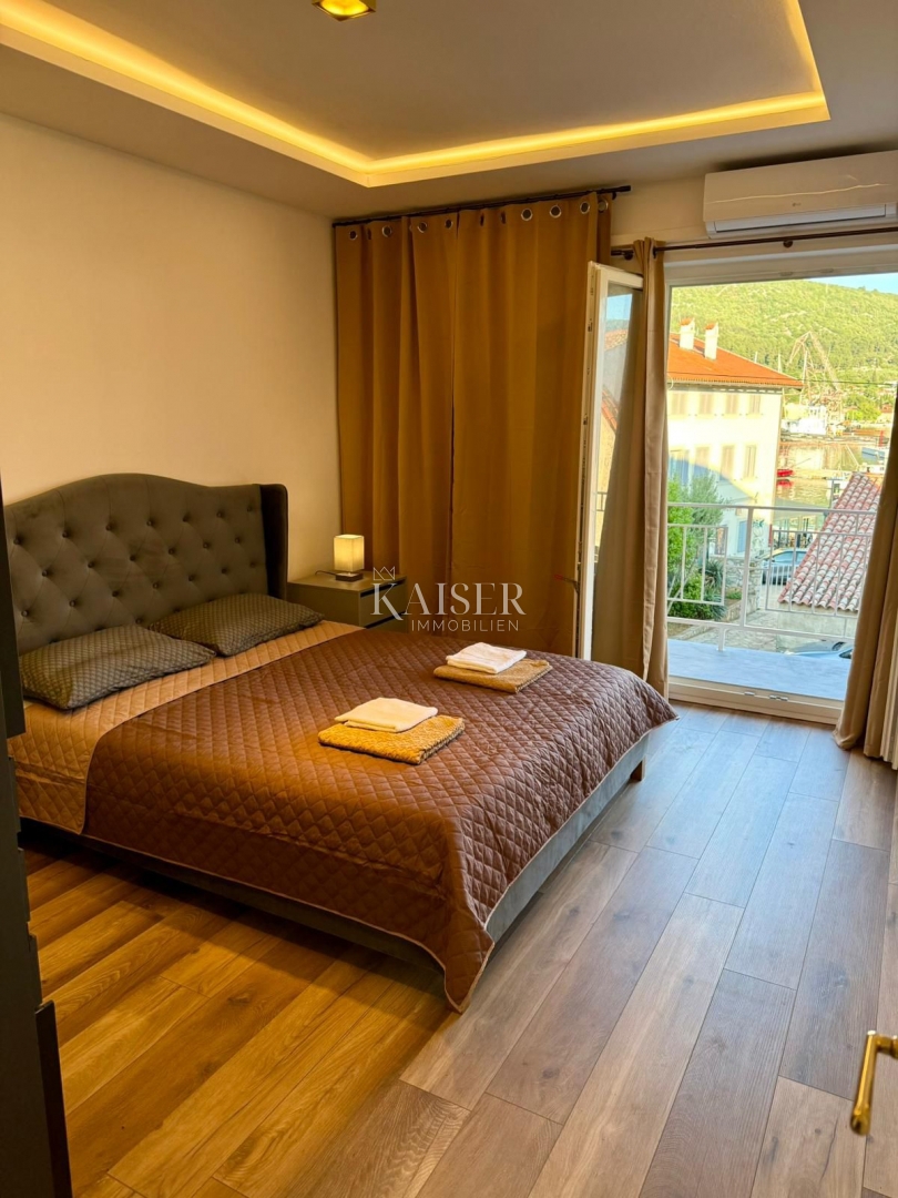 Isola di Cres, Cres - casa indipendente 288m2, 50m dal mare con una bellissima vista