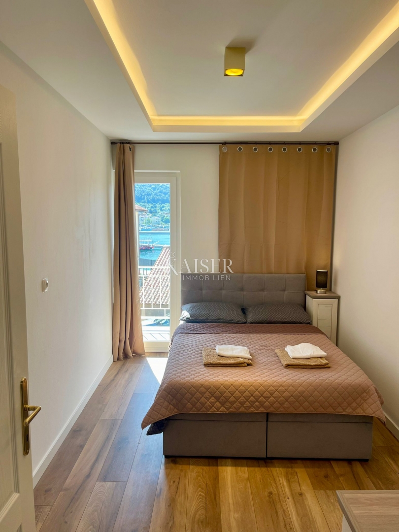 Isola di Cres, Cres - casa indipendente 288m2, 50m dal mare con una bellissima vista