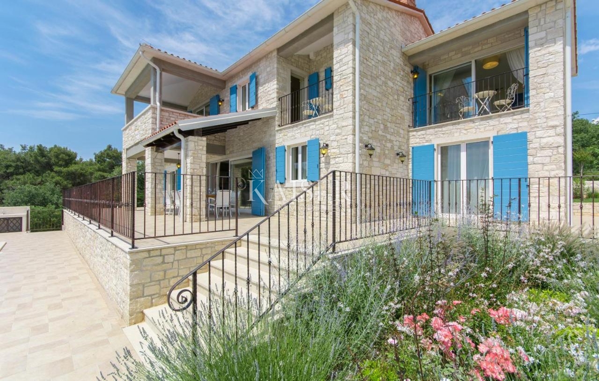 Istria - Parenzo, villa in pietra con vista mare e sauna