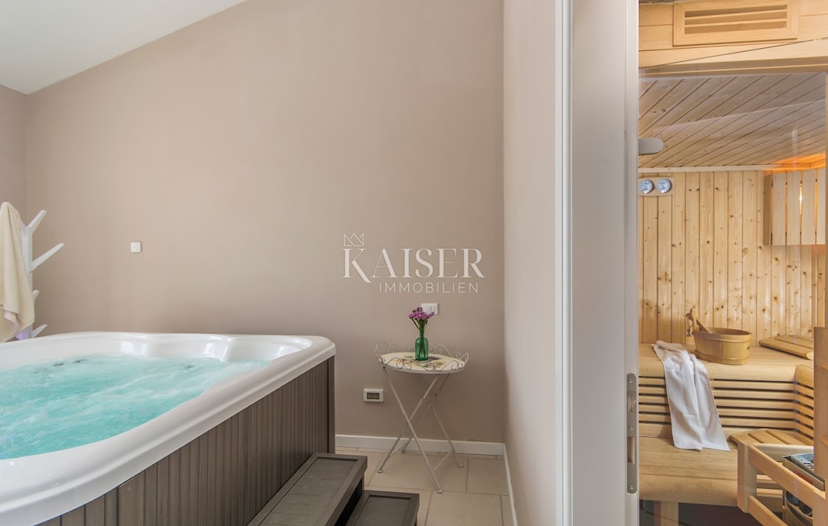 Istria - Parenzo, villa in pietra con vista mare e sauna