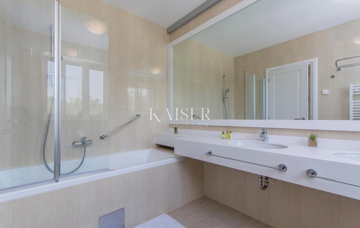 Istria - Parenzo, villa in pietra con vista mare e sauna