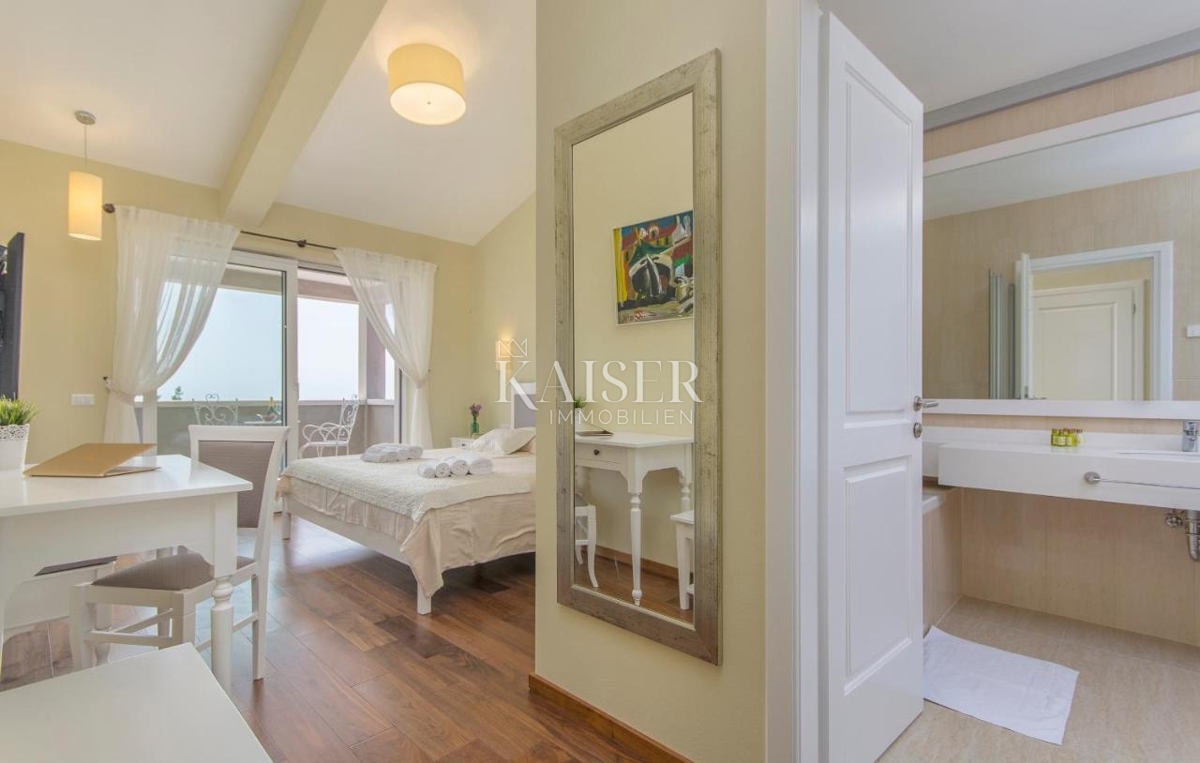 Istria - Parenzo, villa in pietra con vista mare e sauna