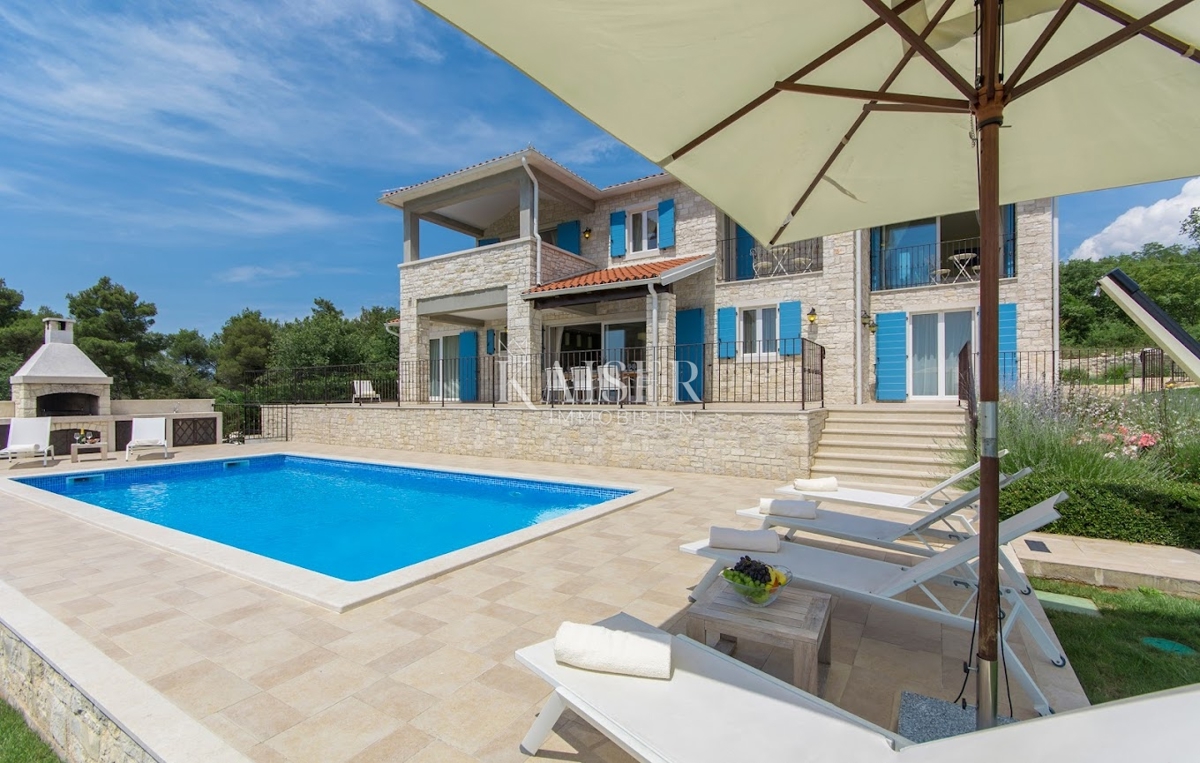 Istria - Parenzo, villa in pietra con vista mare e sauna