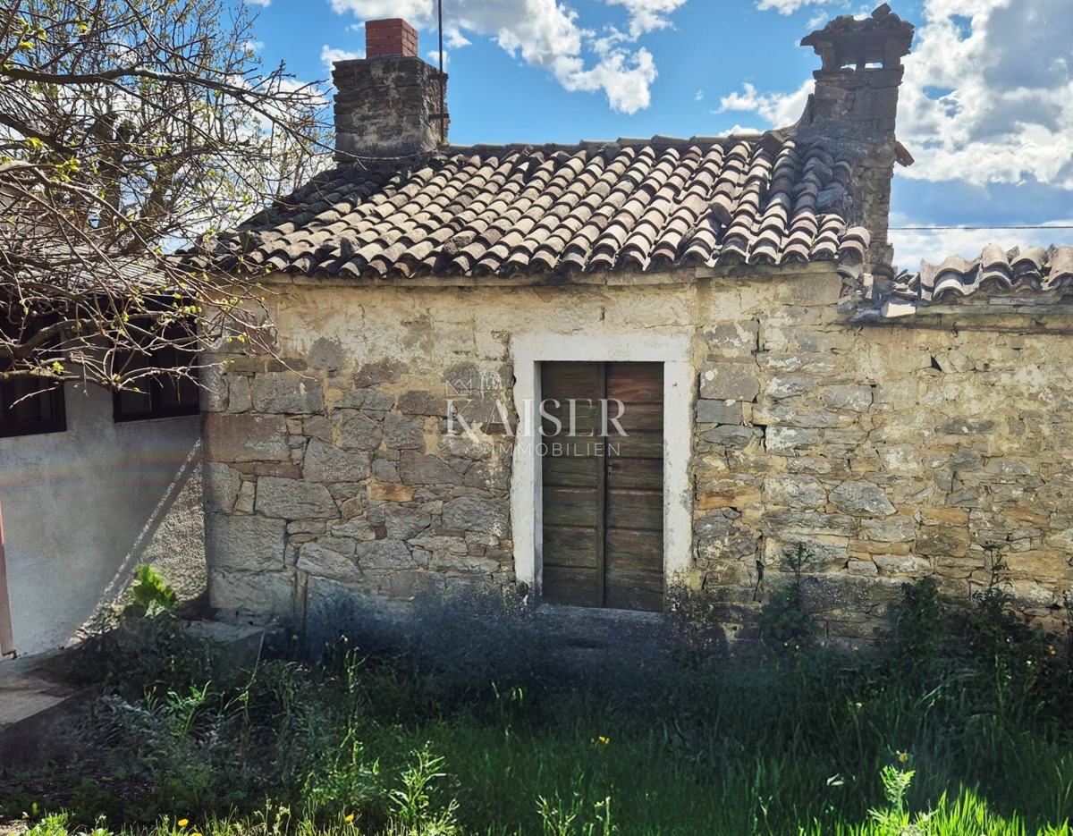 Istria - Buzet, case in pietra distrutte da ristrutturare