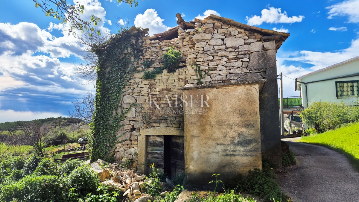 Istria - Buzet, case in pietra distrutte da ristrutturare