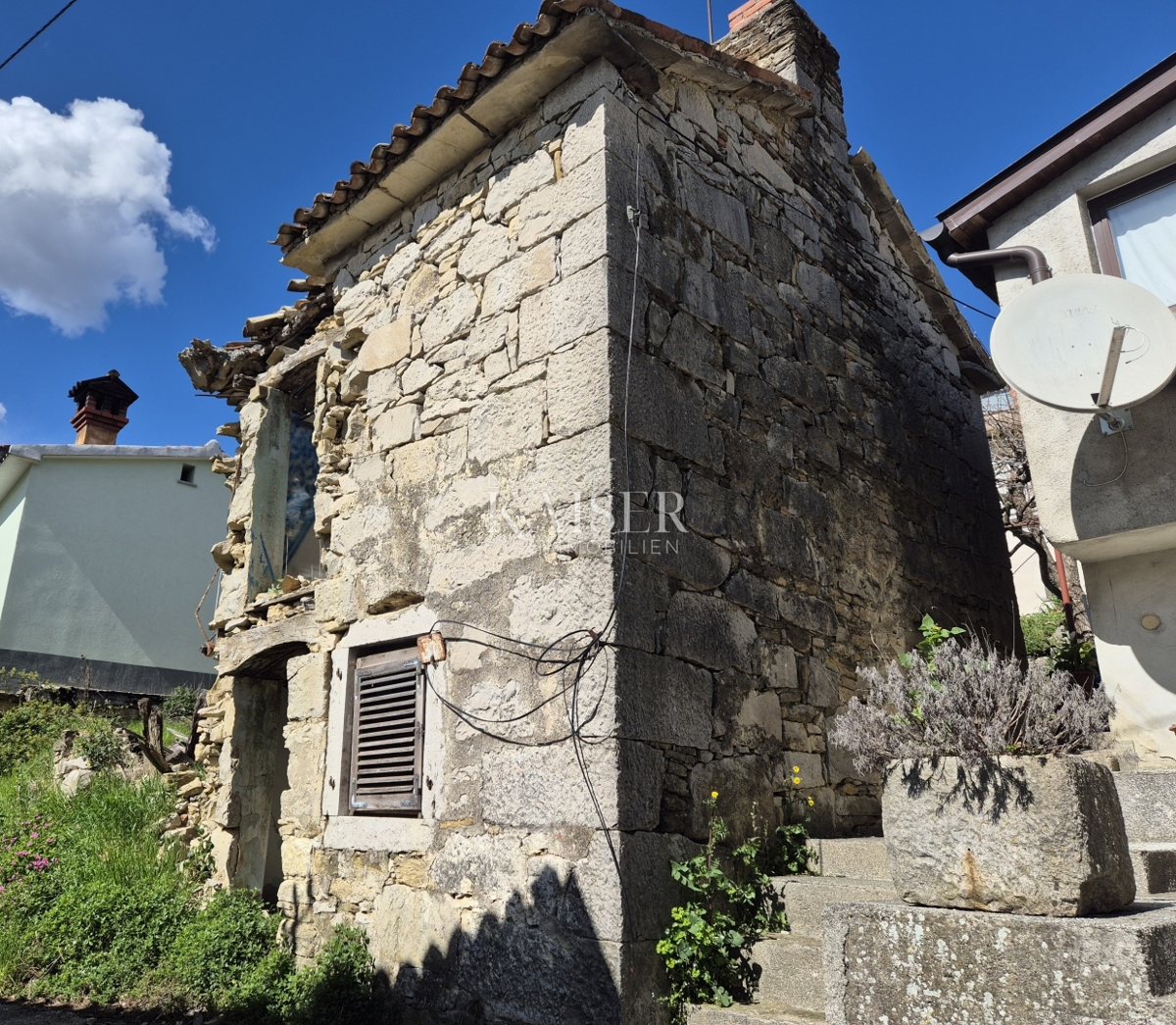 Istria - Buzet, case in pietra distrutte da ristrutturare