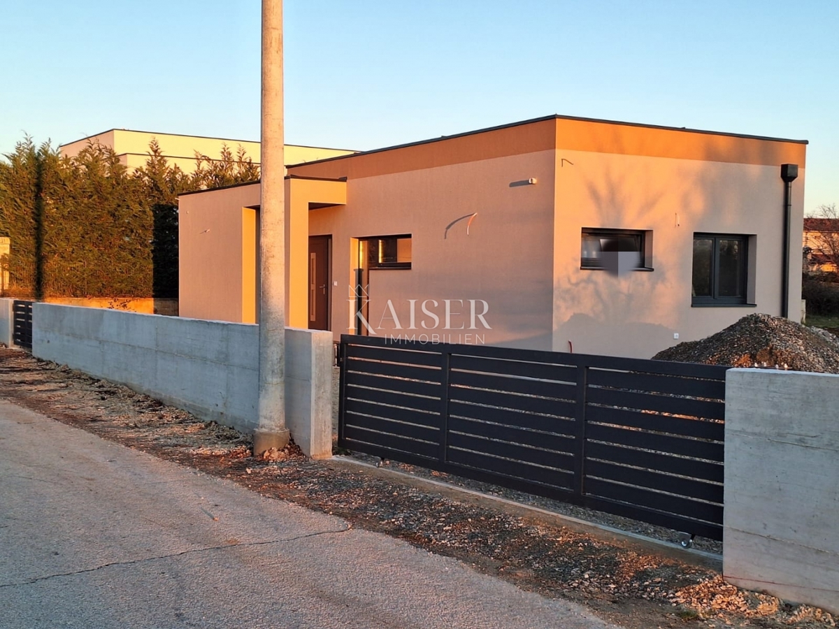 Istria, Svetvinčenat - moderna casa a un piano con piscina