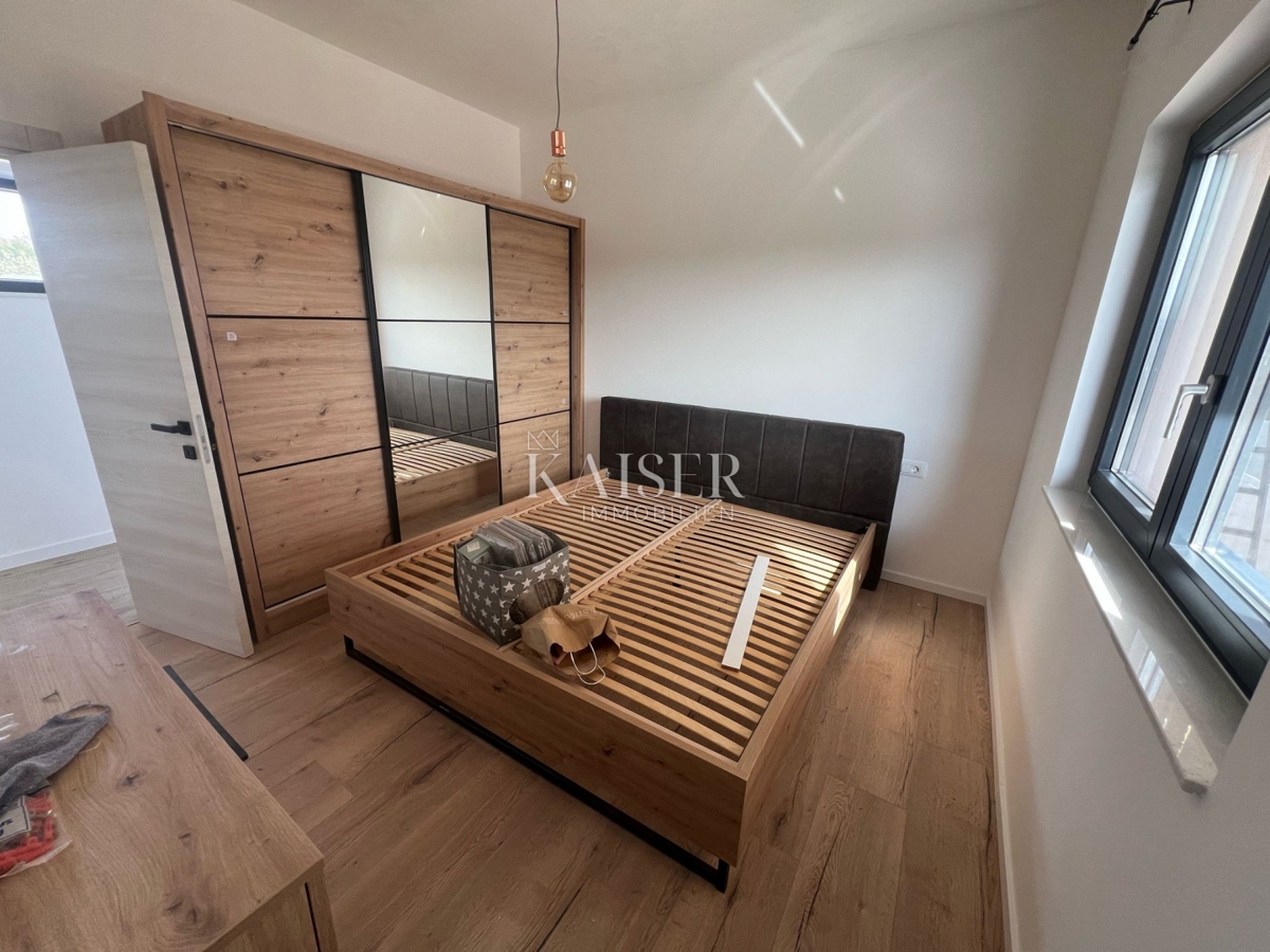 Istria, Svetvinčenat - moderna casa a un piano con piscina