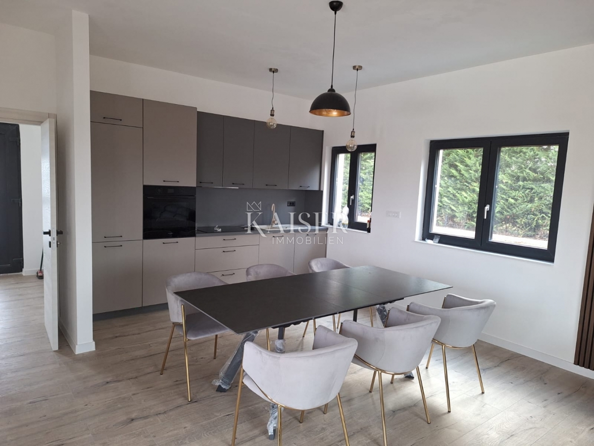 Istria, Svetvinčenat - moderna casa a un piano con piscina