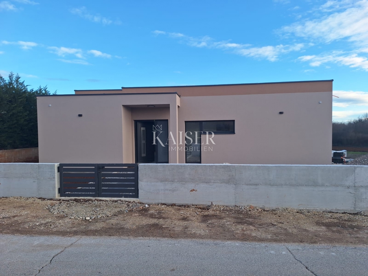 Istria, Svetvinčenat - moderna casa a un piano con piscina