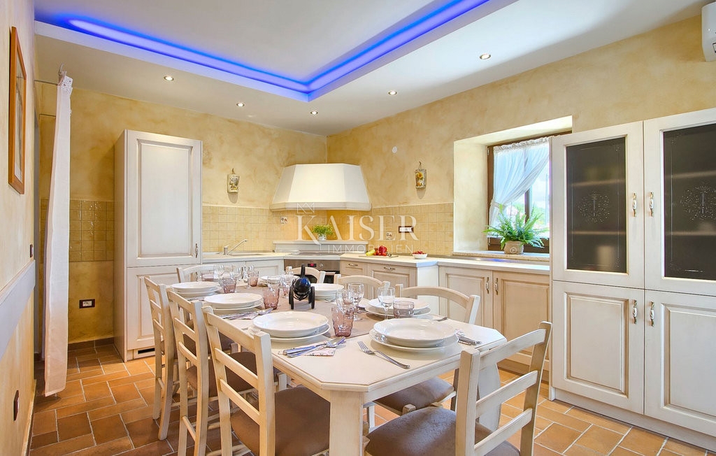 Istria, Radetići, villa tradizionale in pietra in un ambiente splendido