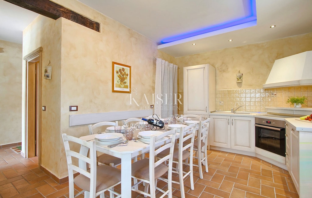 Istria, Radetići, villa tradizionale in pietra in un ambiente splendido