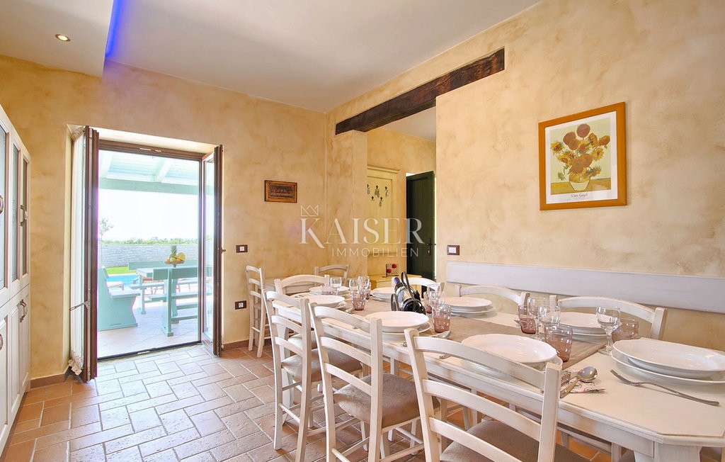 Istria, Radetići, villa tradizionale in pietra in un ambiente splendido