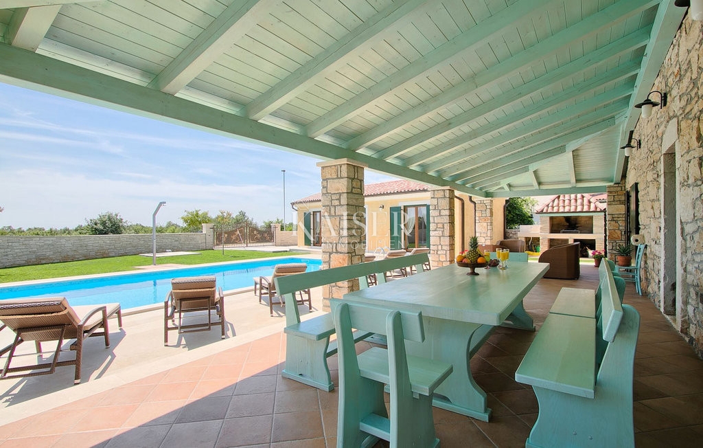Istria, Radetići, villa tradizionale in pietra in un ambiente splendido