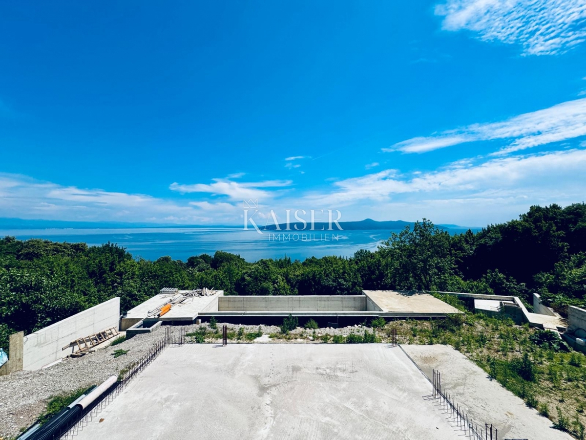 Abbazia, Moschiena - La tua vista sul Quarnero, terreno edificabile con costruzione di una villa di lusso in corso 