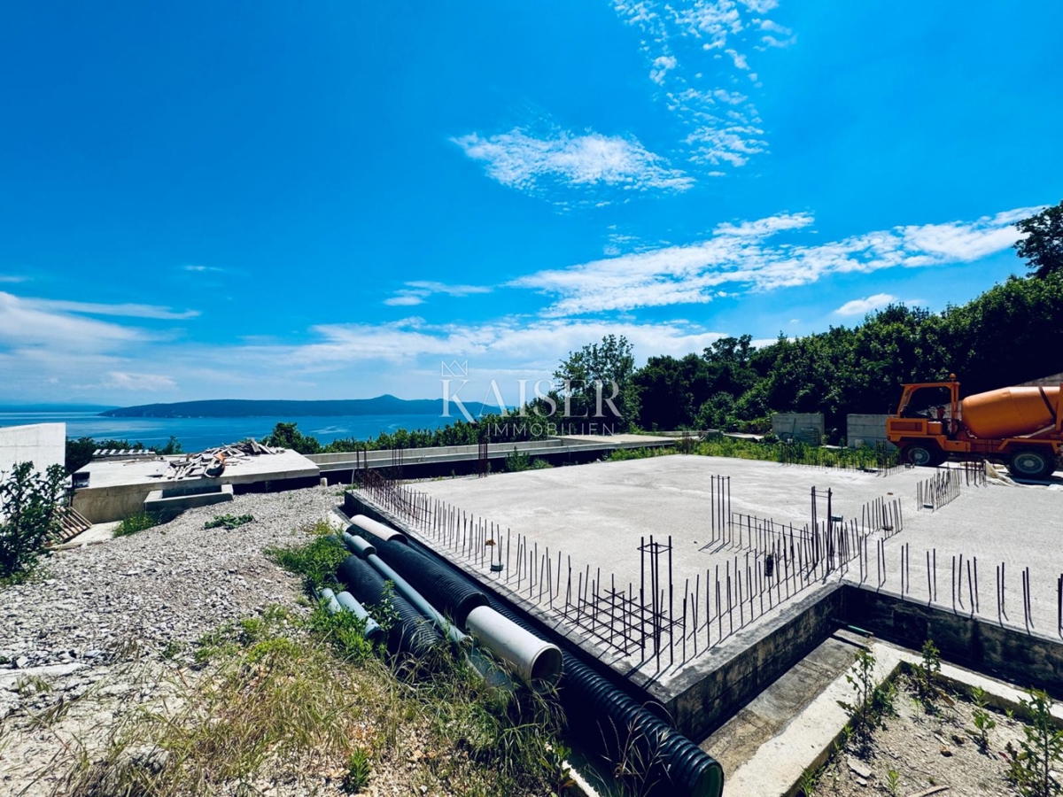 Abbazia, Moschiena - La tua vista sul Quarnero, terreno edificabile con costruzione di una villa di lusso in corso 