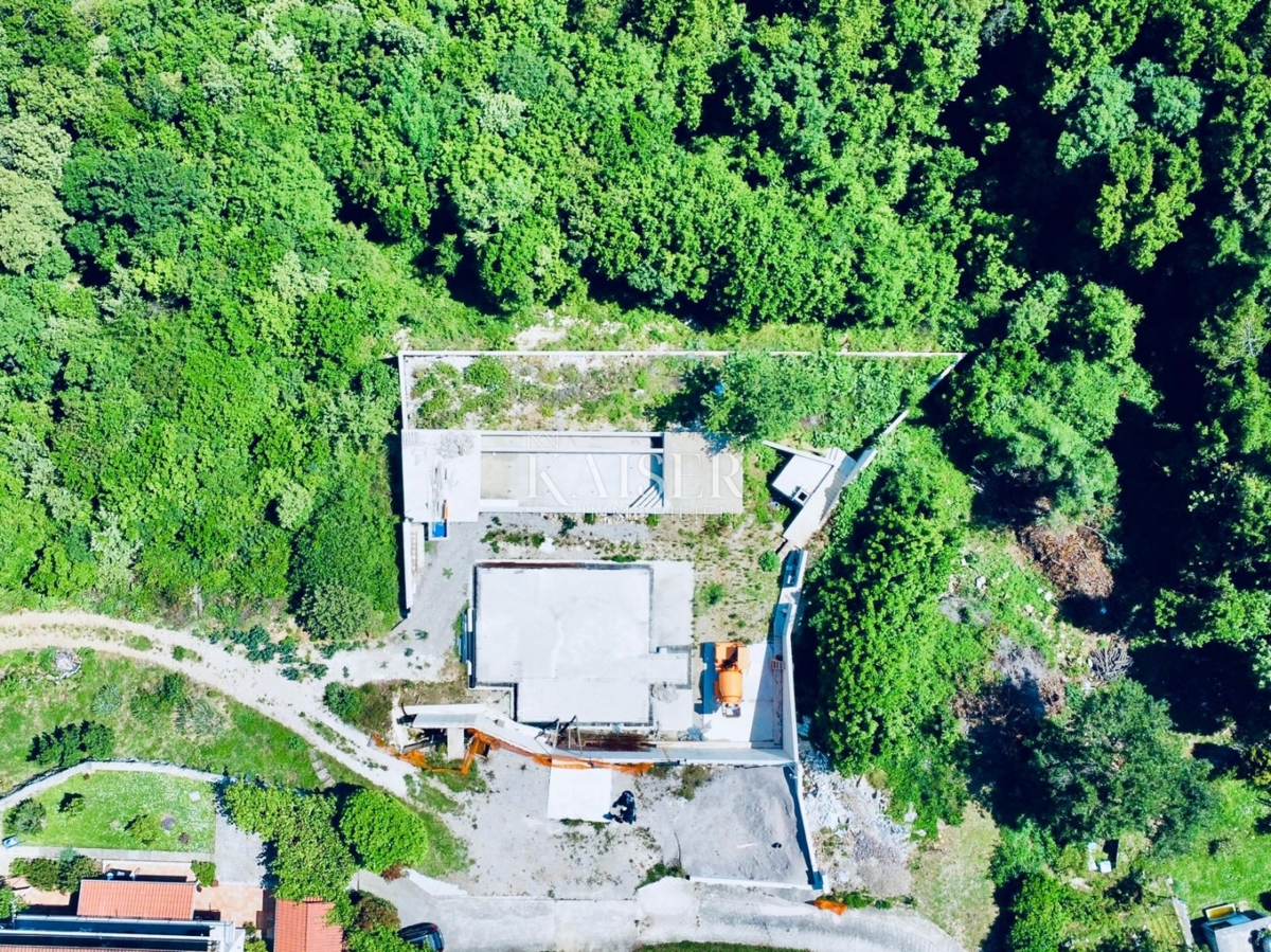 Abbazia, Moschiena - La tua vista sul Quarnero, terreno edificabile con costruzione di una villa di lusso in corso 