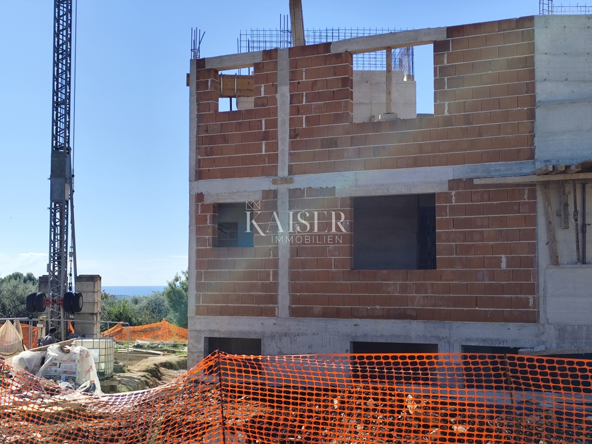 Istria, Parenzo - moderno edificio nuovo vicino alla spiaggia