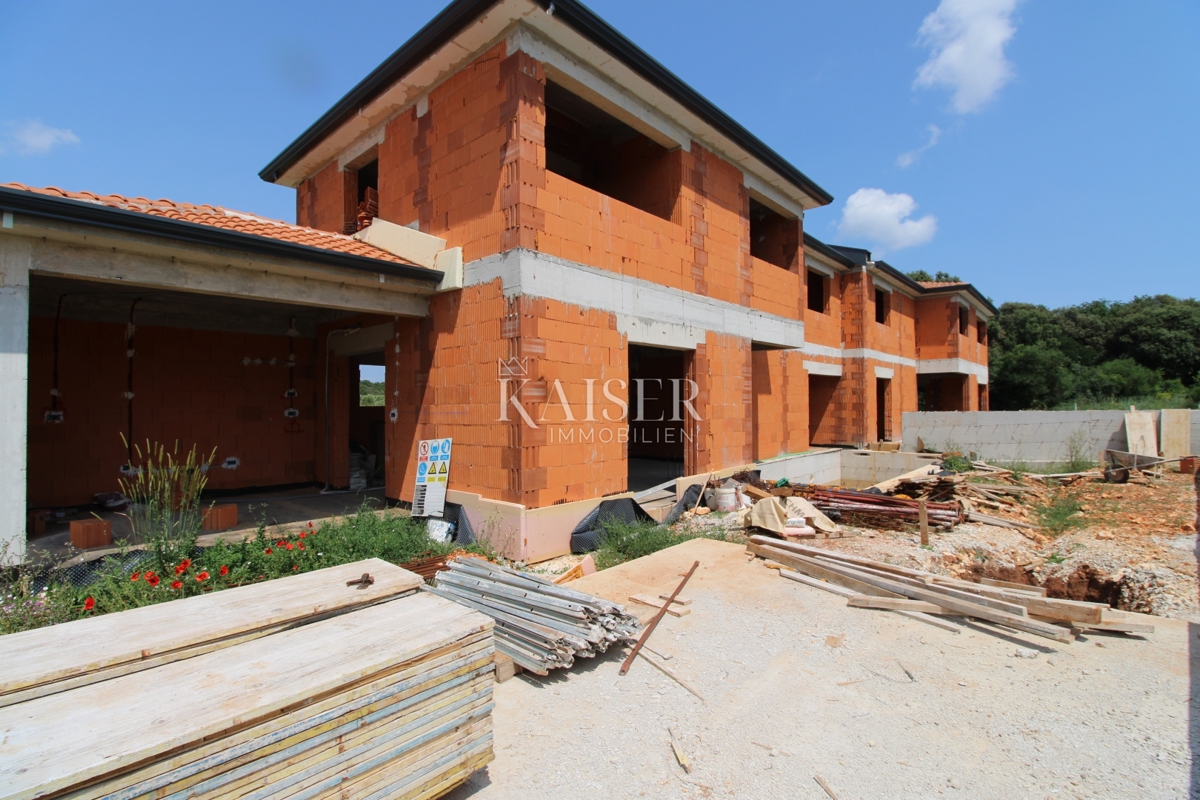 Istria, Pola - moderna casa bifamiliare di 170m2 con piscina 
