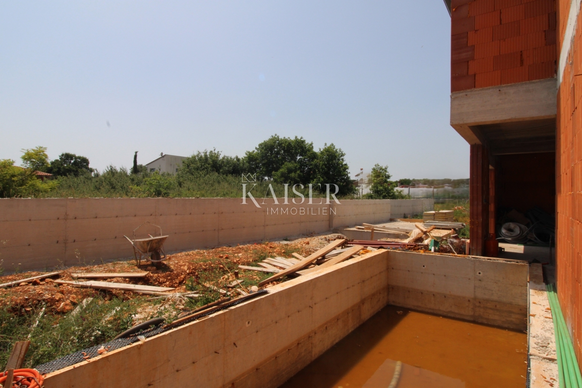 Istria, Pola - moderna casa bifamiliare di 170m2 con piscina 