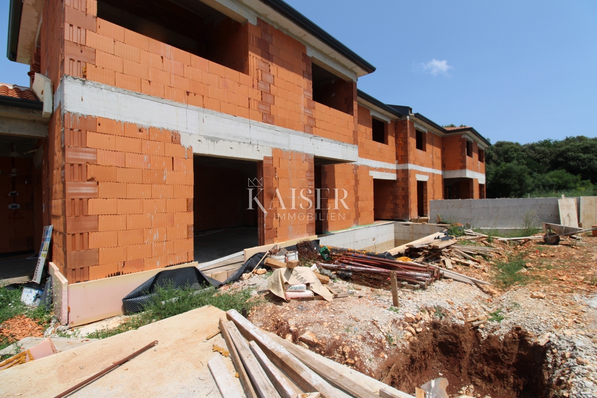 Istria, Pola - moderna casa bifamiliare di 170m2 con piscina 