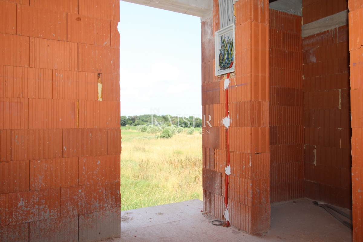 Istria, Pola - moderna casa bifamiliare di 170m2 con piscina 