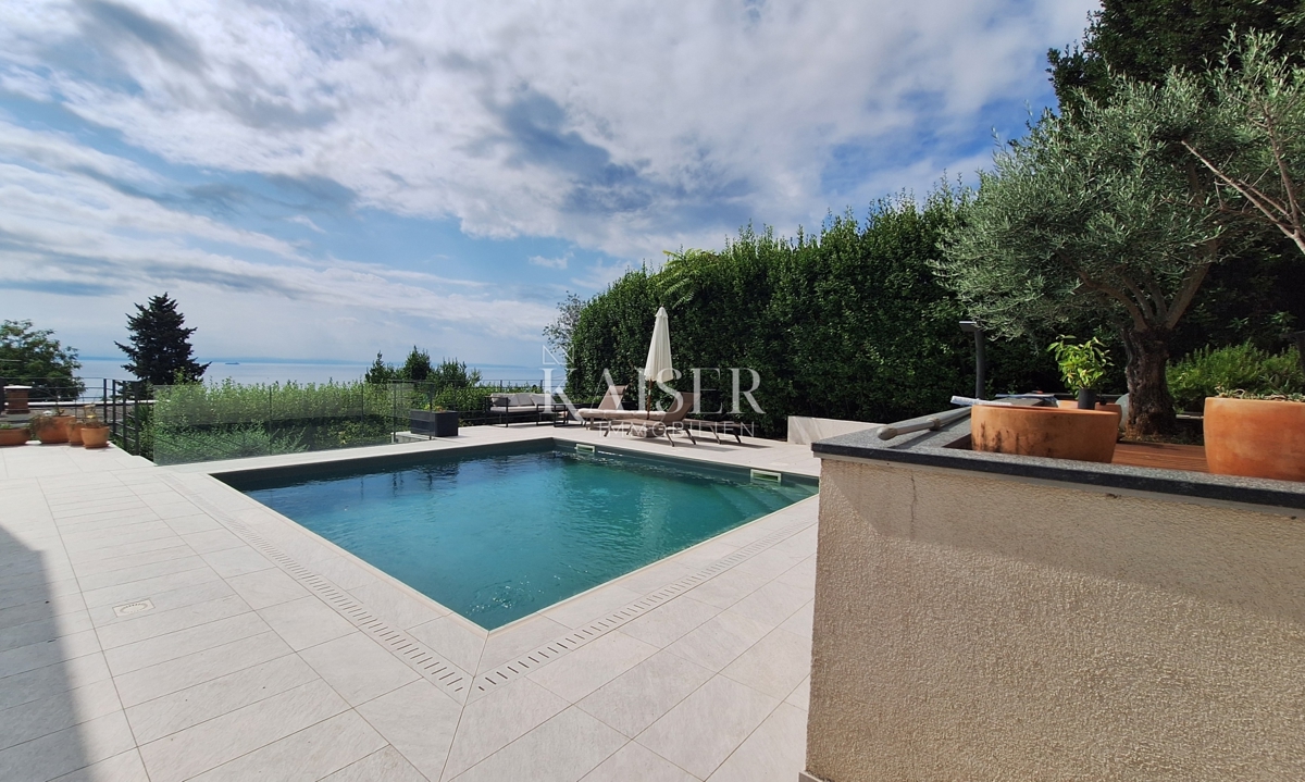 Abbazia, bella casa di famiglia con piscina in una buona posizione