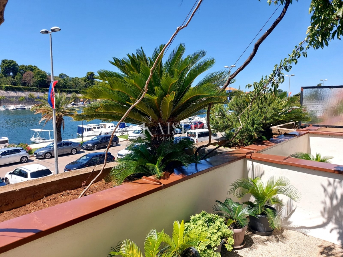 Zara, prima fila al mare - appartamento con quattro camere da letto con vista sulla baia di Jazine