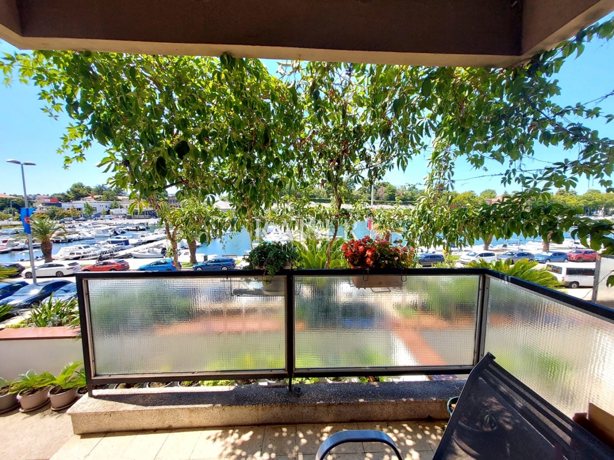 Zara, prima fila al mare - appartamento con quattro camere da letto con vista sulla baia di Jazine