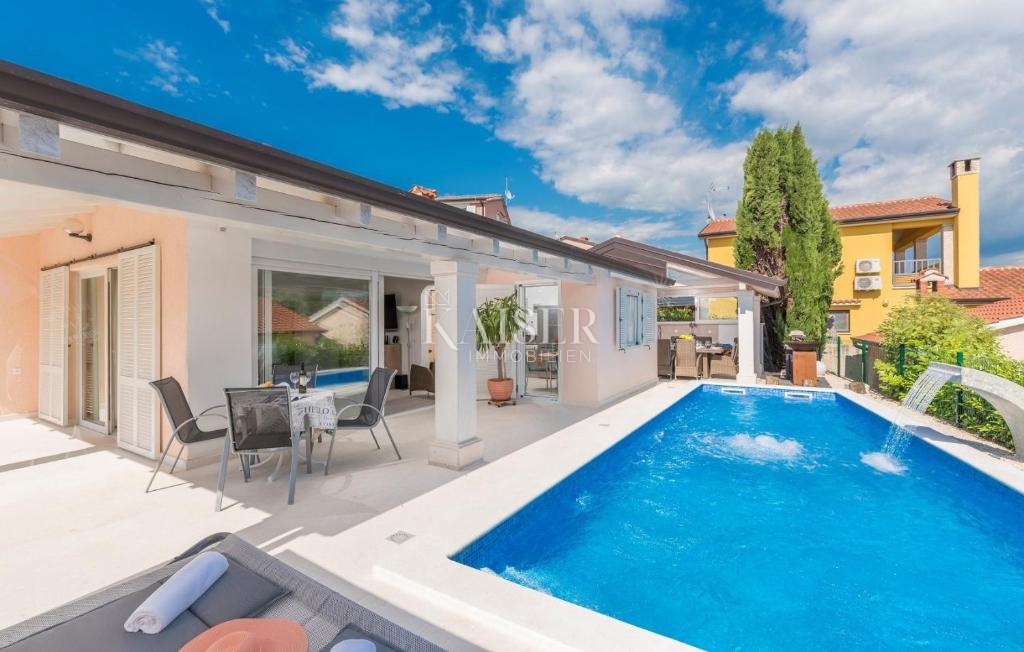 Istria - Parenzo, moderna casa a un piano con piscina