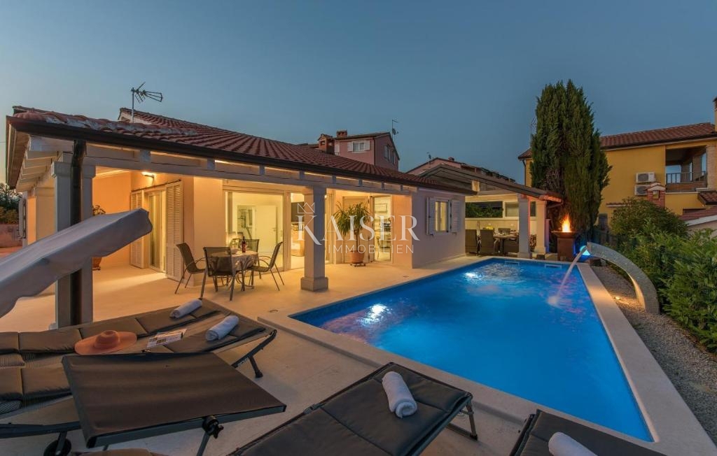 Istria - Parenzo, moderna casa a un piano con piscina