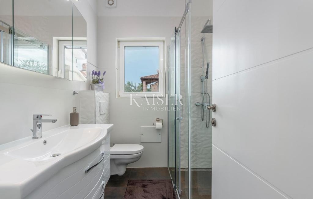 Istria - Parenzo, moderna casa a un piano con piscina