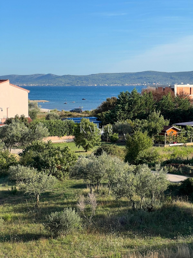 Zara, Sukošan - appartamento con due camere da letto, ampio giardino, a 200 m dalla spiaggia