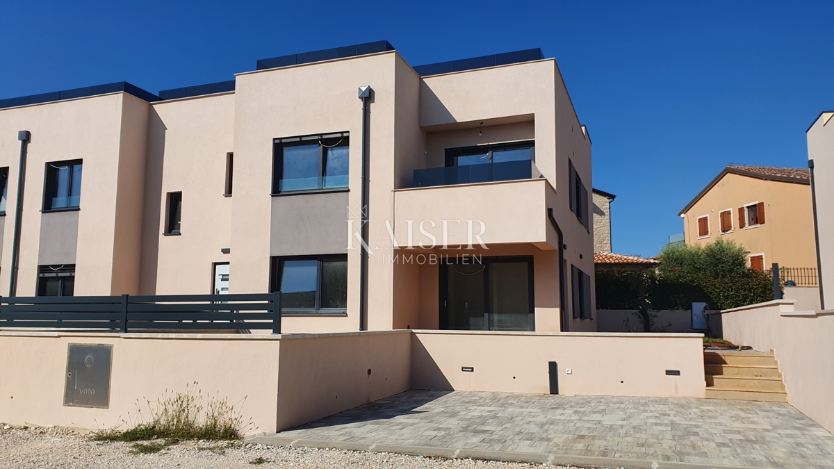 Istria - Parenzo, appartamento con tre camere da letto e vista mare