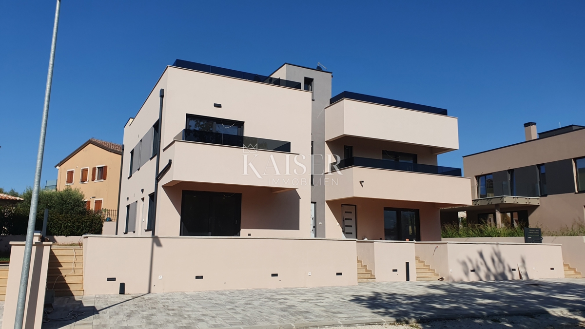 Istria - Parenzo, appartamento con tre camere da letto e vista mare