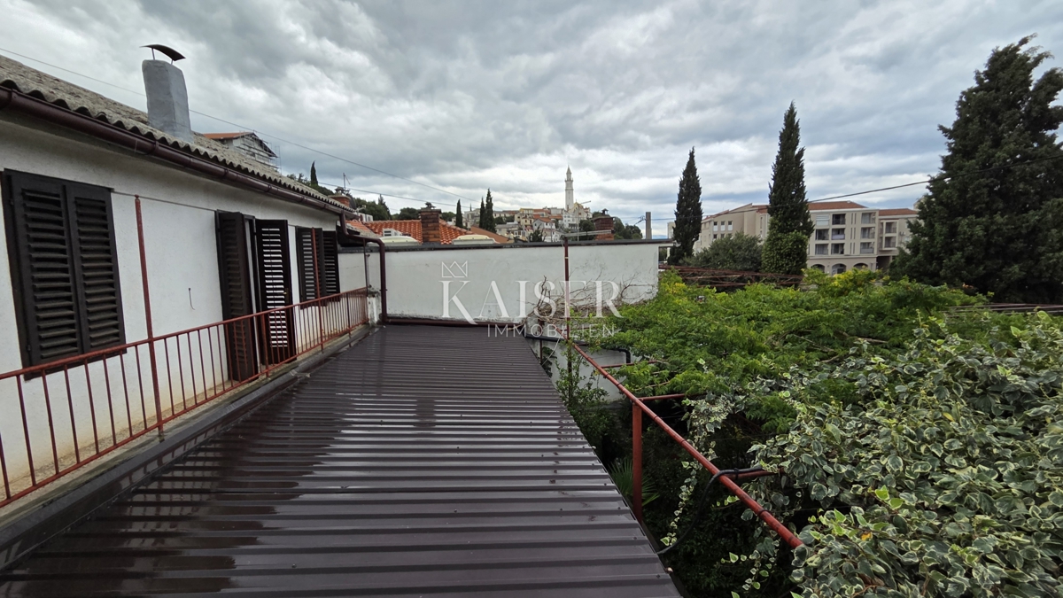 Novi Vinodolski - spaziosa casa in pietra con giardino e garage